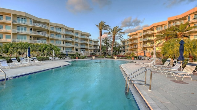 2185 Gulf Of Mexico Dr Unit 243, Longboat Key, FL 34228 - community pool with a patio