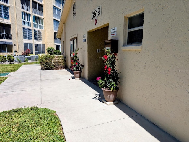 view of exterior entry with stucco siding