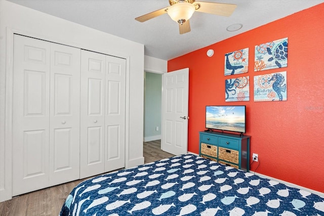 4717 Lemon Bay Dr, Venice, FL 34293 - bedroom with a closet, a ceiling fan, and wood finished floors