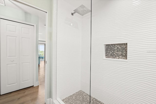 4717 Lemon Bay Dr, Venice, FL 34293 - bathroom featuring visible vents, wood finished floors, and tiled shower