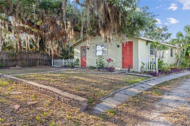1802 Robinhood St, Sarasota, FL 34231 - view of front of house featuring stucco siding and fence