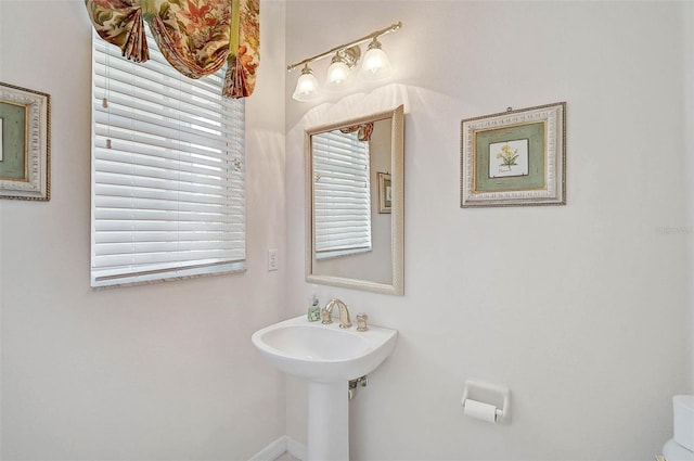 2111 Muskogee Trl, Nokomis, FL 34275 - half bath featuring baseboards and toilet