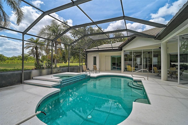 2111 Muskogee Trl, Nokomis, FL 34275 - view of swimming pool featuring a patio, a ceiling fan, a lanai, and a pool with connected hot tub