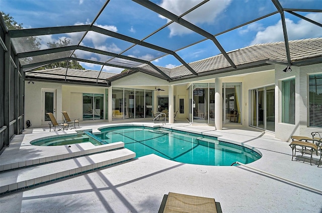 2111 Muskogee Trl, Nokomis, FL 34275 - view of pool featuring a lanai, ceiling fan, a pool with connected hot tub, and a patio area