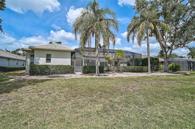 2111 Muskogee Trl, Nokomis, FL 34275 - view of front of property featuring a lanai, stucco siding, and a front yard