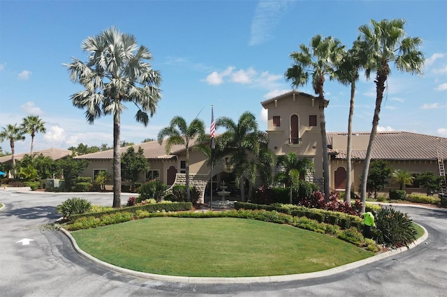 view of front of home featuring stucco siding and a front lawn