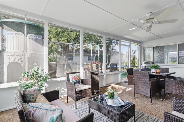 sunroom / solarium featuring outdoor lounge area and a ceiling fan