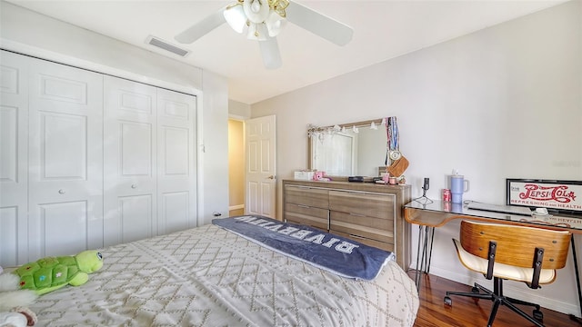 3761 Countryside Rd, Sarasota, FL 34233 - bedroom with a ceiling fan, baseboards, wood finished floors, visible vents, and a closet