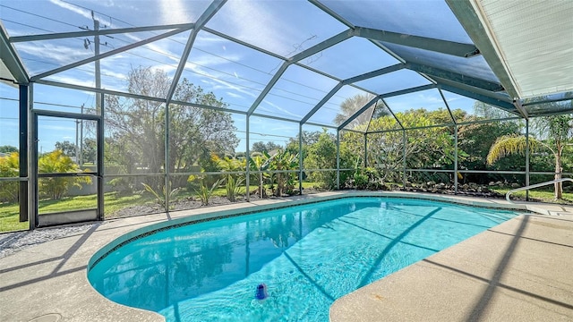3761 Countryside Rd, Sarasota, FL 34233 - pool with a patio and glass enclosure