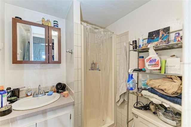 432 Adelia Ave, Sarasota, FL 34236 - bathroom featuring vanity, curtained shower, toilet, and tile walls