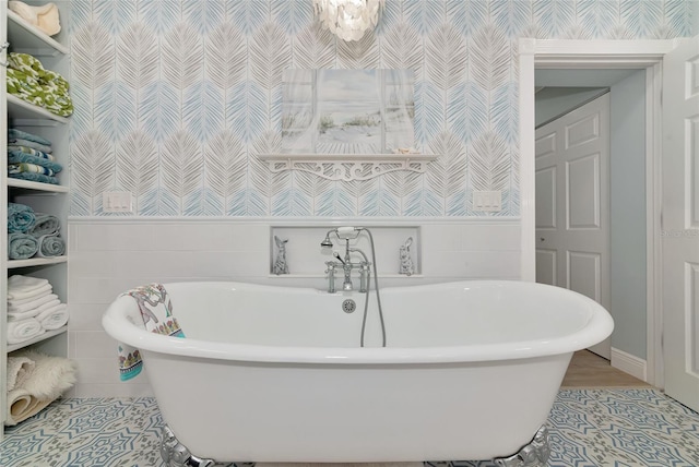 1722 Hazelwood St, Sarasota, FL 34231 - bathroom featuring wallpapered walls and a soaking tub
