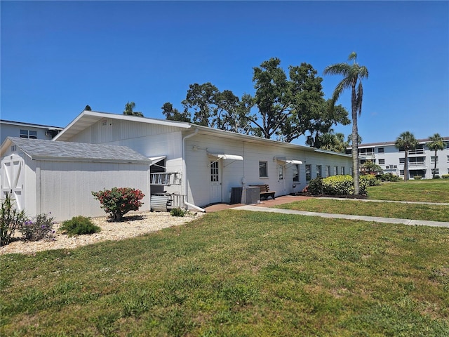 2321 Canal Dr Unit F25, Bradenton, FL 34207 - rear view of house featuring a lawn