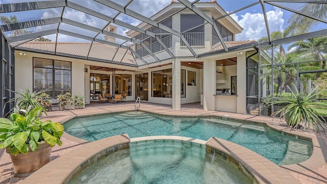 6919 Dominion Ln, Lakewood Ranch, FL 34202 - view of swimming pool featuring a pool with connected hot tub, a patio area, an outdoor kitchen, and a lanai