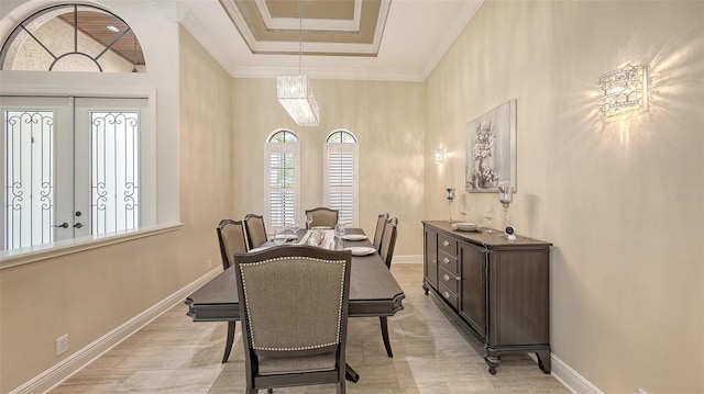 6919 Dominion Ln, Lakewood Ranch, FL 34202 - dining room featuring a chandelier, a tray ceiling, and ornamental molding