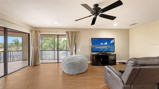 6919 Dominion Ln, Lakewood Ranch, FL 34202 - living room featuring light wood-type flooring, recessed lighting, a ceiling fan, and a textured ceiling