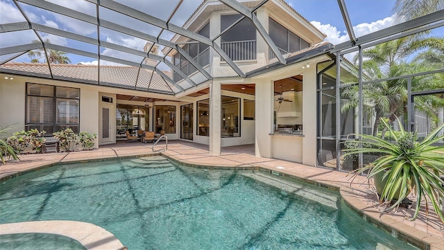 6919 Dominion Ln, Lakewood Ranch, FL 34202 - swimming pool featuring exterior kitchen, a patio, a lanai, and a ceiling fan