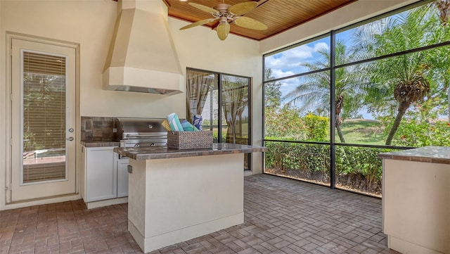 6919 Dominion Ln, Lakewood Ranch, FL 34202 - sunroom featuring an outdoor kitchen and a ceiling fan