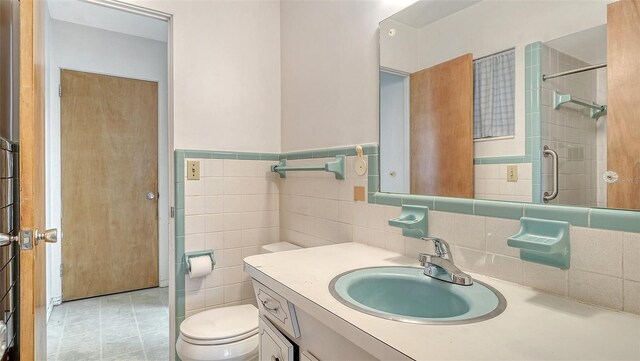 2702 Bedford Way, Sarasota, FL 34239 - bathroom with vanity, a shower, toilet, and tile walls