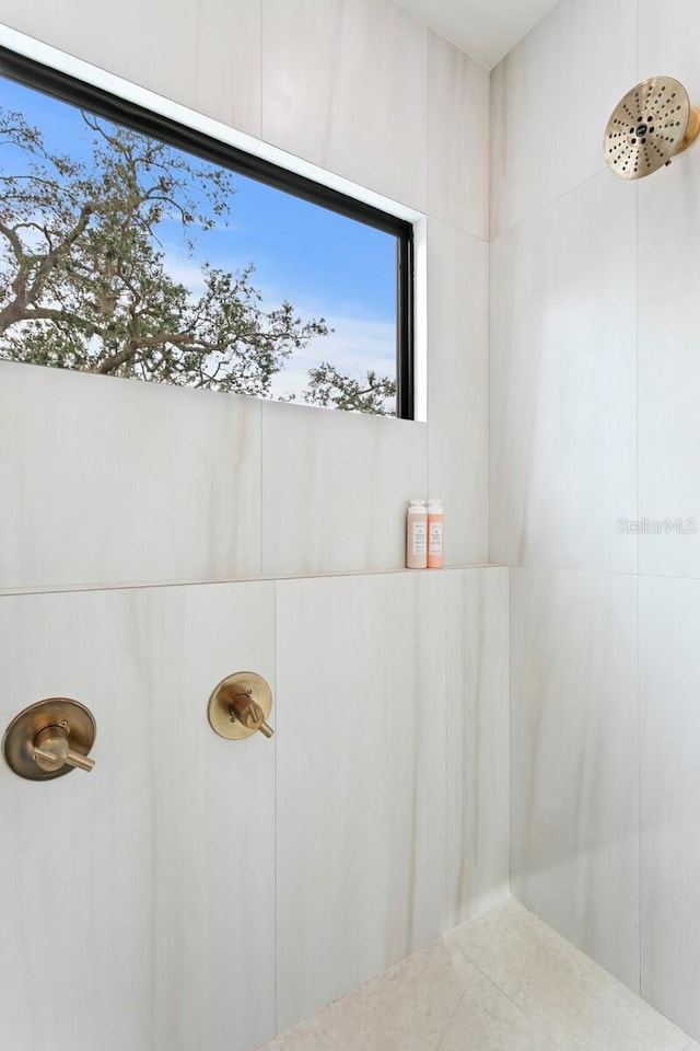 2554 Arlington St, Sarasota, FL 34239 - full bath featuring a tile shower and a wealth of natural light