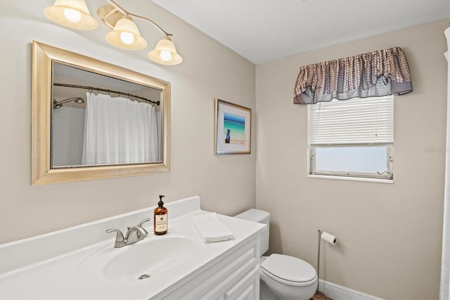 full bath featuring vanity, a shower with curtain, and toilet
