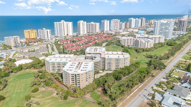 aerial view of a golf club, a large body of water, and apartment complex / building