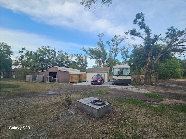 view of yard featuring an outdoor structure
