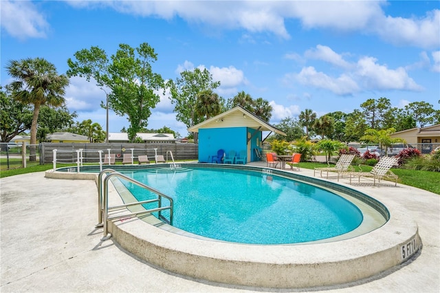 3610 54th St W Unit B4, Bradenton, FL 34209 - community pool with fence and a patio area