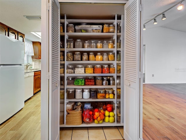 pantry featuring visible vents and a sink