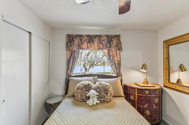 4015 Lake Bayshore Dr Unit 108, Bradenton, FL 34205 - bedroom featuring a closet, ceiling fan, and a textured ceiling