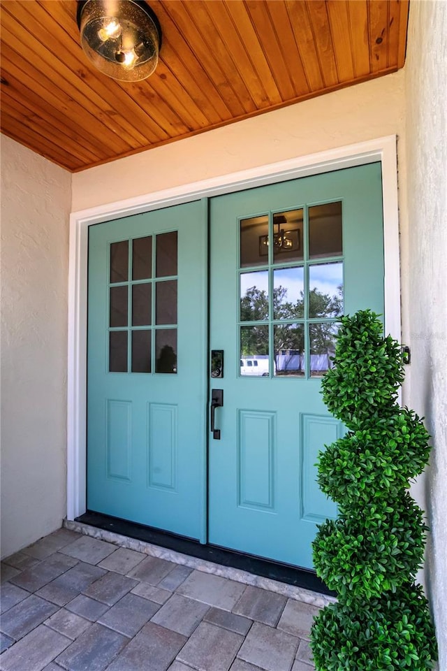 view of exterior entry with stucco siding