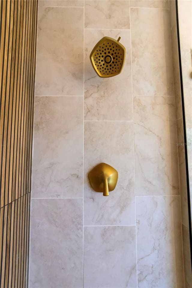 details featuring tiled shower