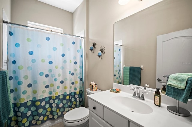 full bath featuring toilet, curtained shower, and vanity
