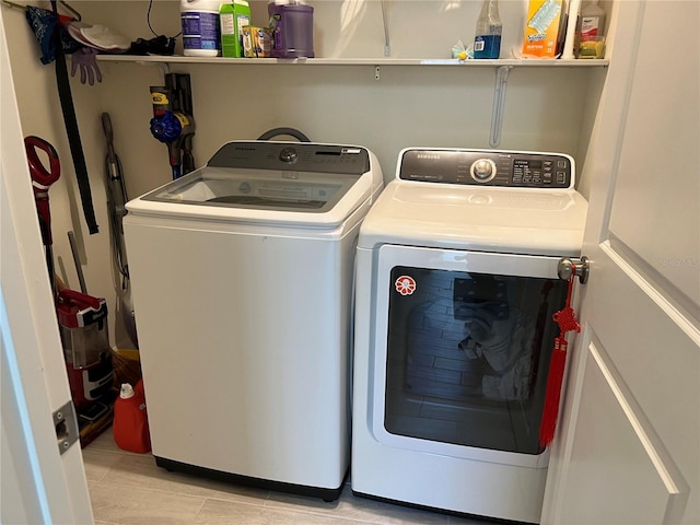 5521 Summit Gln, Bradenton, FL 34203 - laundry room featuring washer and dryer