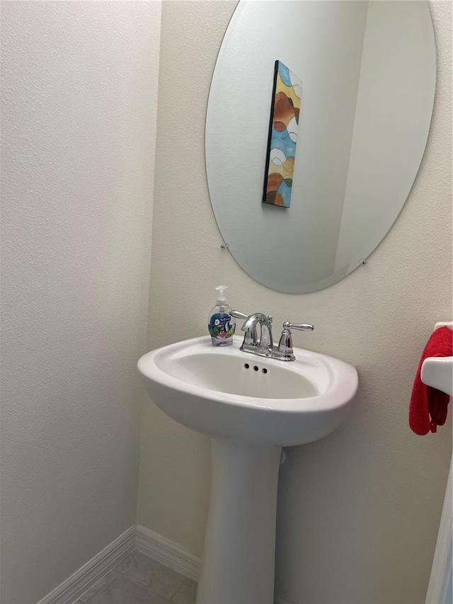 5521 Summit Gln, Bradenton, FL 34203 - bathroom featuring baseboards