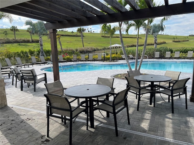 5521 Summit Gln, Bradenton, FL 34203 - community pool with fence and a patio area