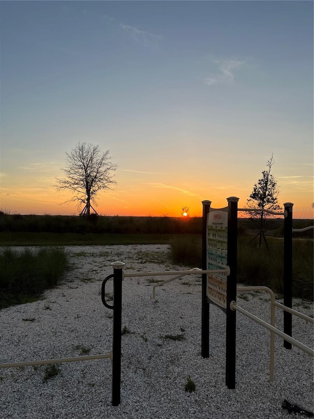5521 Summit Gln, Bradenton, FL 34203 - view of yard at dusk