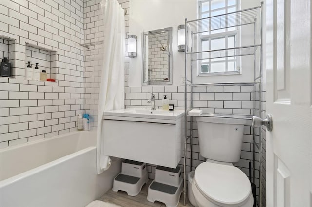 full bathroom featuring toilet, plenty of natural light, and shower / tub combo with curtain