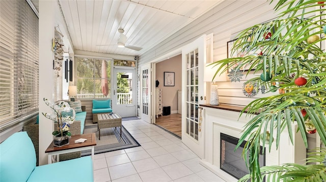 sunroom / solarium featuring a ceiling fan