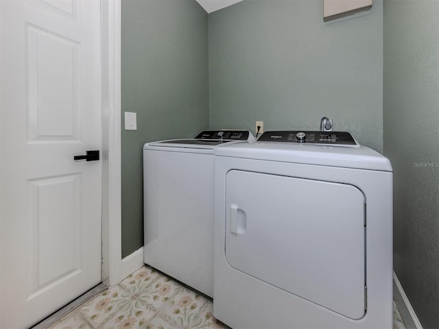 245 Woodingham Trl, Venice, FL 34292 - laundry area with washing machine and dryer and baseboards