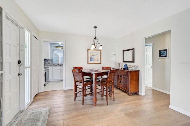 151 Vista Hermosa Cir Unit 31C, Sarasota, FL 34242 - dining room featuring light wood finished floors and baseboards