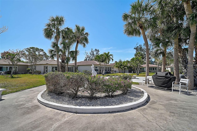 151 Vista Hermosa Cir Unit 31C, Sarasota, FL 34242 - view of community featuring a yard and a residential view