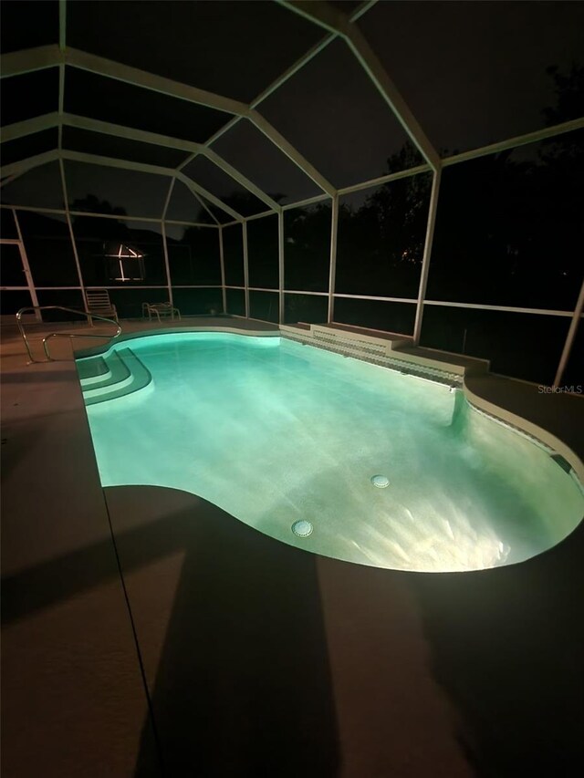 7424 Arrowhead Run, Lakewood Ranch, FL 34202 - outdoor pool with a patio area and glass enclosure