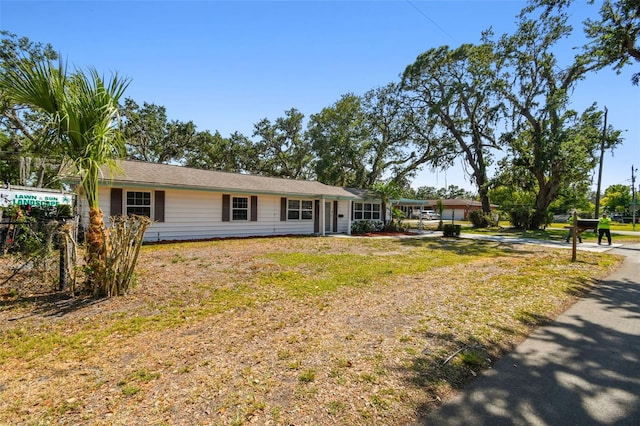 ranch-style house featuring a front lawn