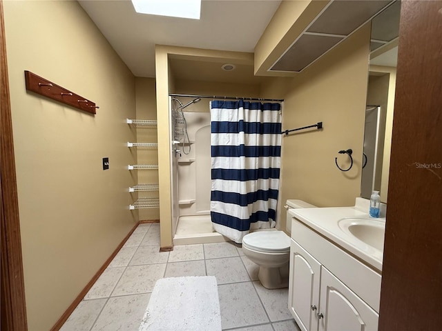 3957 Bearded Oaks Ct, Sarasota, FL 34232 - full bath featuring curtained shower, baseboards, toilet, vanity, and tile patterned floors