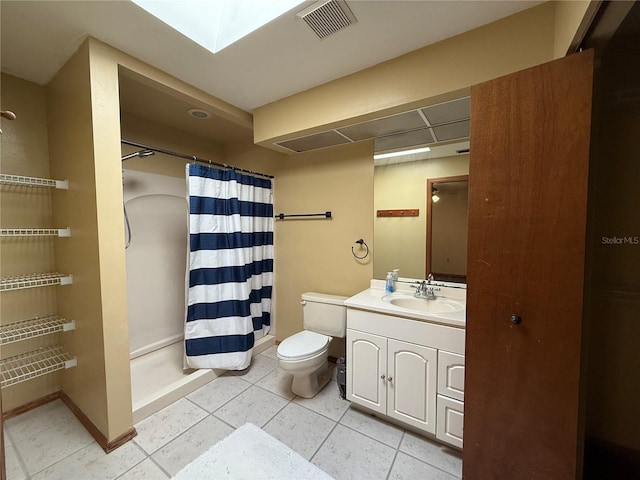 3957 Bearded Oaks Ct, Sarasota, FL 34232 - bathroom featuring curtained shower, toilet, vanity, a skylight, and baseboards