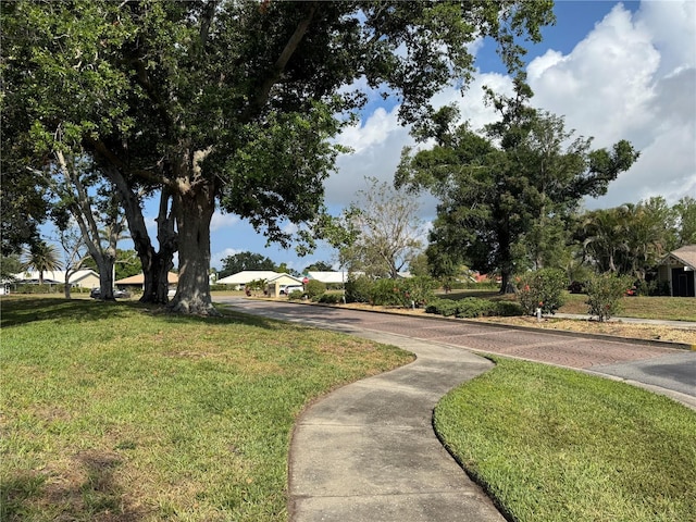 view of property's community featuring a lawn