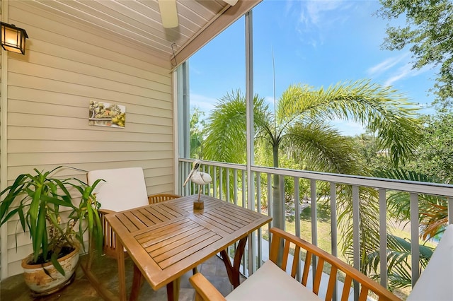 balcony with outdoor dining space and a ceiling fan