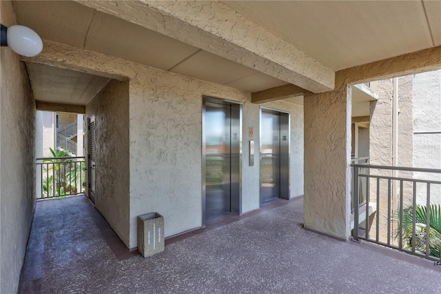 balcony featuring elevator