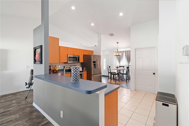 kitchen with stainless steel appliances, dark countertops, a peninsula, recessed lighting, and baseboards