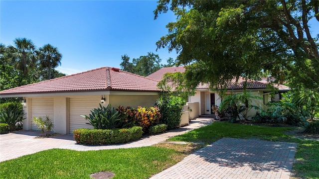 4812 Kestral Park Cir Unit 20, Sarasota, FL 34231 - ranch-style home featuring stucco siding, a tile roof, and a front yard